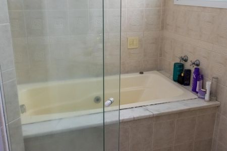 Casa de condomínio para alugar com 380m², 4 quartos e 4 vagas Casa de condomínio para alugar com 380m², 4 quartos e 4 vagasBanheiro suíte