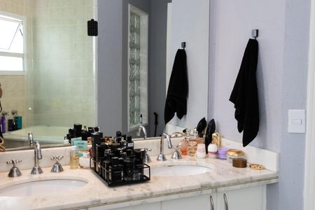 Casa de condomínio para alugar com 380m², 4 quartos e 4 vagas Casa de condomínio para alugar com 380m², 4 quartos e 4 vagasBanheiro suíte