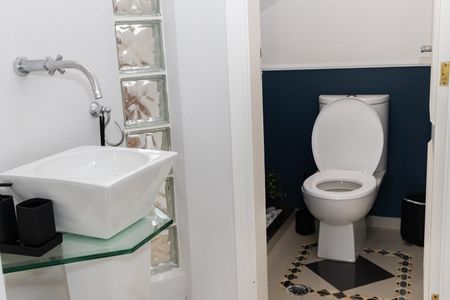 Casa de condomínio para alugar com 380m², 4 quartos e 4 vagas Casa de condomínio para alugar com 380m², 4 quartos e 4 vagasBanheiro - cozinha / sala