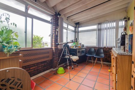 Casa à venda com 209m², 2 quartos e 2 vagas Casa à venda com 209m², 2 quartos e 2 vagasVaranda