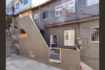 Casa à venda com 74m², 5 quartos e sem vaga Casa à venda com 74m², 5 quartos e sem vagaFachada