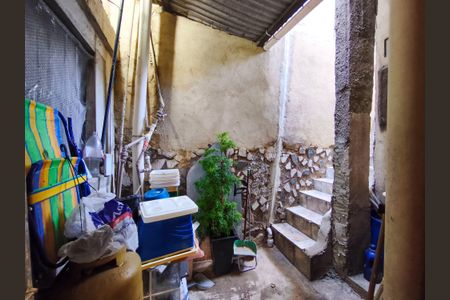 Casa à venda com 74m², 5 quartos e sem vaga Casa à venda com 74m², 5 quartos e sem vagaEscada