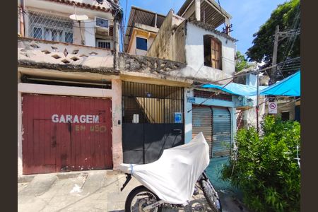 Casa à venda com 74m², 5 quartos e sem vaga Casa à venda com 74m², 5 quartos e sem vagaFachada