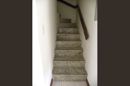 Casa de condomínio à venda com 149m², 3 quartos e 1 vaga Casa de condomínio à venda com 149m², 3 quartos e 1 vagaEscada