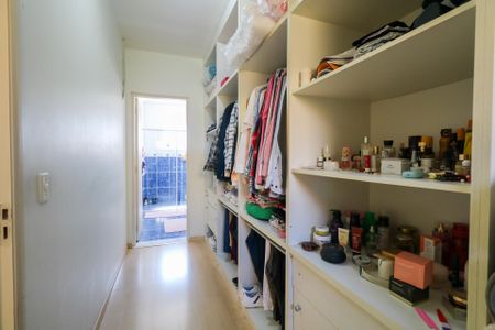 Casa à venda com 300m², 3 quartos e 4 vagas Casa à venda com 300m², 3 quartos e 4 vagascloset suíte