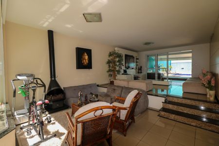 Casa à venda com 300m², 3 quartos e 4 vagas Casa à venda com 300m², 3 quartos e 4 vagasSala/Jardim de Inverno