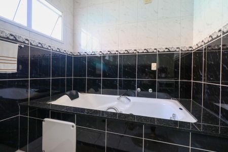 Casa à venda com 300m², 3 quartos e 4 vagas Casa à venda com 300m², 3 quartos e 4 vagasBanheiro da Suíte 2