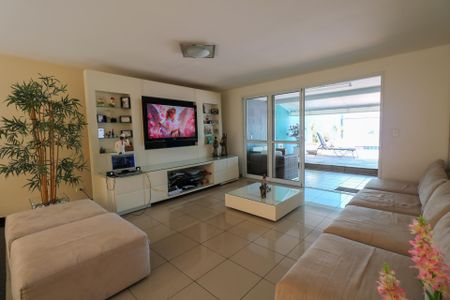 Casa à venda com 300m², 3 quartos e 4 vagas Casa à venda com 300m², 3 quartos e 4 vagasSala de Estar