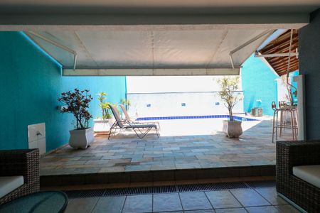 Casa à venda com 300m², 3 quartos e 4 vagas Casa à venda com 300m², 3 quartos e 4 vagasPiscina