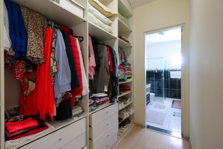 Casa à venda com 300m², 3 quartos e 4 vagas Casa à venda com 300m², 3 quartos e 4 vagasCloset da suíte 2