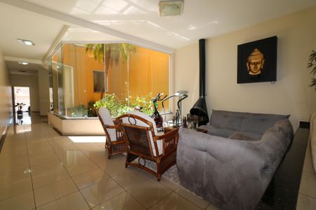 Casa à venda com 300m², 3 quartos e 4 vagas Casa à venda com 300m², 3 quartos e 4 vagasSala de Estar