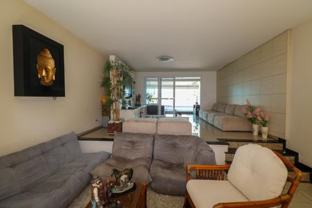 Casa à venda com 300m², 3 quartos e 4 vagas Casa à venda com 300m², 3 quartos e 4 vagasSala de Estar