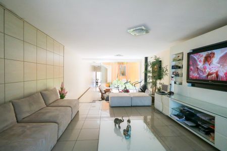 Casa à venda com 300m², 3 quartos e 4 vagas Casa à venda com 300m², 3 quartos e 4 vagasSala de Estar