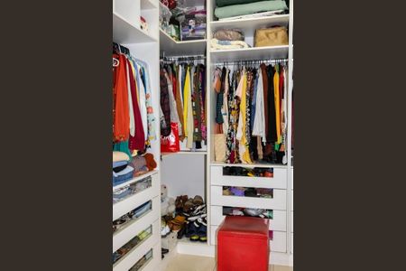 Casa de condomínio para alugar com 350m², 4 quartos e 4 vagas Casa de condomínio para alugar com 350m², 4 quartos e 4 vagasCloset Quarto 1