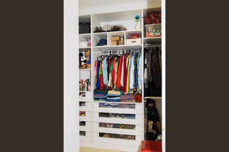 Casa de condomínio para alugar com 350m², 4 quartos e 4 vagas Casa de condomínio para alugar com 350m², 4 quartos e 4 vagasCloset Quarto 1