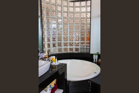 Casa de condomínio para alugar com 350m², 4 quartos e 4 vagas Casa de condomínio para alugar com 350m², 4 quartos e 4 vagasBanheiro do Quarto 1