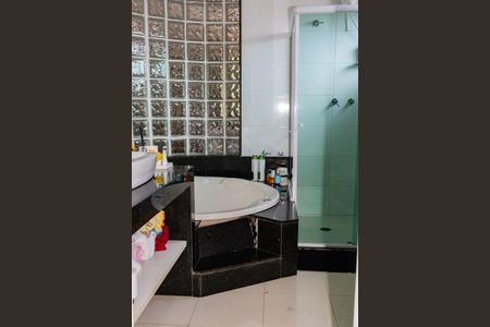 Casa de condomínio para alugar com 350m², 4 quartos e 4 vagas Casa de condomínio para alugar com 350m², 4 quartos e 4 vagasBanheiro do Quarto 1