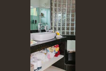 Casa de condomínio para alugar com 350m², 4 quartos e 4 vagas Casa de condomínio para alugar com 350m², 4 quartos e 4 vagasBanheiro do Quarto 1