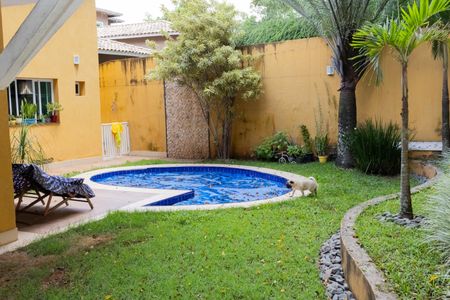 Casa de condomínio para alugar com 350m², 4 quartos e 4 vagas Casa de condomínio para alugar com 350m², 4 quartos e 4 vagasPiscina