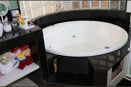 Casa de condomínio para alugar com 350m², 4 quartos e 4 vagas Casa de condomínio para alugar com 350m², 4 quartos e 4 vagasBanheiro do Quarto 1