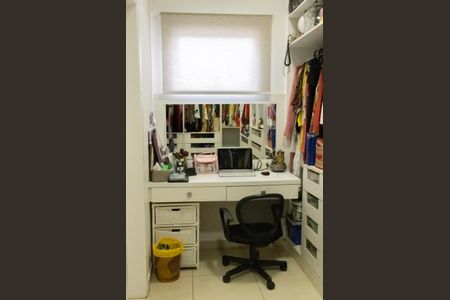 Casa de condomínio para alugar com 350m², 4 quartos e 4 vagas Casa de condomínio para alugar com 350m², 4 quartos e 4 vagasCloset Quarto 1