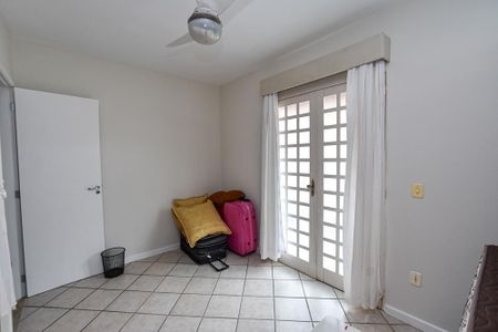 Casa à venda com 170m², 3 quartos e 2 vagas Casa à venda com 170m², 3 quartos e 2 vagasSala