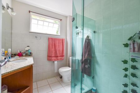 Casa à venda com 170m², 3 quartos e 2 vagas Casa à venda com 170m², 3 quartos e 2 vagasBanheiro Social