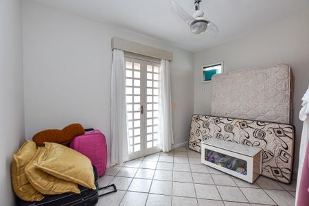 Casa à venda com 170m², 3 quartos e 2 vagas Casa à venda com 170m², 3 quartos e 2 vagasSala