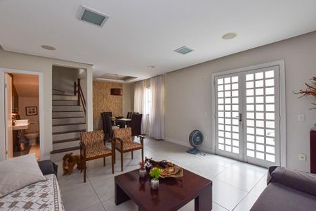 Casa à venda com 170m², 3 quartos e 2 vagas Casa à venda com 170m², 3 quartos e 2 vagasSala de Estar