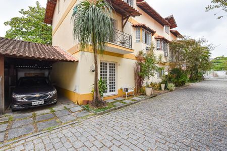 Casa à venda com 170m², 3 quartos e 2 vagas Casa à venda com 170m², 3 quartos e 2 vagasFachada
