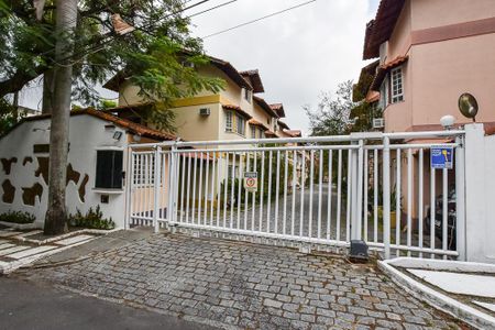 Casa à venda com 170m², 3 quartos e 2 vagas Casa à venda com 170m², 3 quartos e 2 vagasFachada - Placa