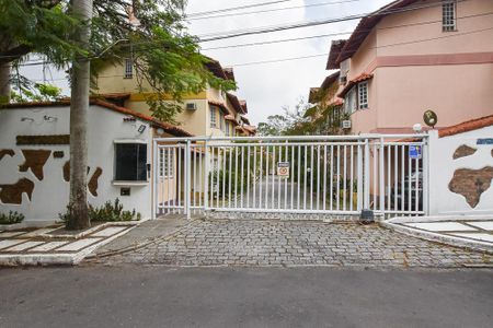 Casa à venda com 170m², 3 quartos e 2 vagas Casa à venda com 170m², 3 quartos e 2 vagasFachada - Placa