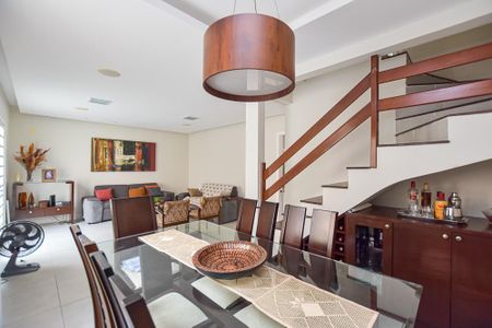 Casa à venda com 170m², 3 quartos e 2 vagas Casa à venda com 170m², 3 quartos e 2 vagasCopa