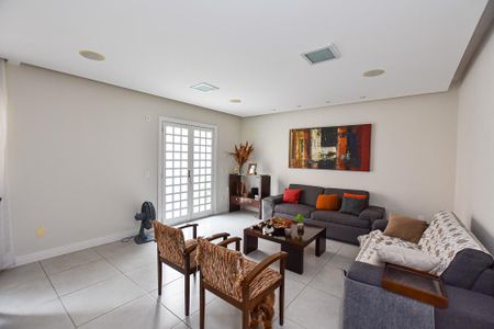 Casa à venda com 170m², 3 quartos e 2 vagas Casa à venda com 170m², 3 quartos e 2 vagasSala de Estar