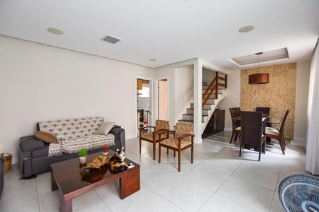 Casa à venda com 170m², 3 quartos e 2 vagas Casa à venda com 170m², 3 quartos e 2 vagasSala de Estar