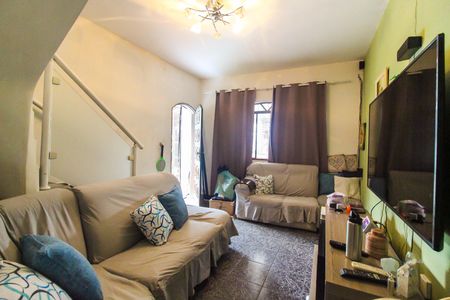 Casa à venda com 250m², 4 quartos e 3 vagas Casa à venda com 250m², 4 quartos e 3 vagasSala