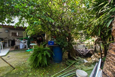 Casa à venda com 250m², 4 quartos e 3 vagas Casa à venda com 250m², 4 quartos e 3 vagasQuintal