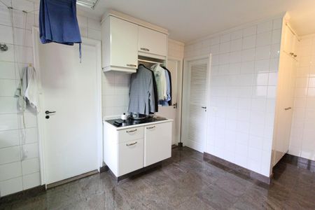 Apartamento para alugar com 237m², 5 quartos e 2 vagas Apartamento para alugar com 237m², 5 quartos e 2 vagasÁrea de Serviço