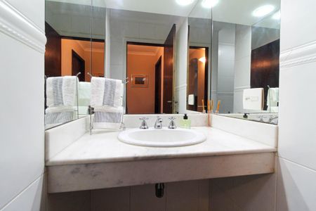 Apartamento para alugar com 237m², 5 quartos e 2 vagas Apartamento para alugar com 237m², 5 quartos e 2 vagasBanheiro 2