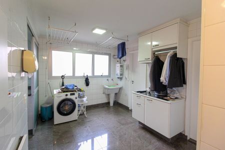 Apartamento para alugar com 237m², 5 quartos e 2 vagas Apartamento para alugar com 237m², 5 quartos e 2 vagasÁrea de Serviço