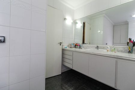 Apartamento para alugar com 237m², 5 quartos e 2 vagas Apartamento para alugar com 237m², 5 quartos e 2 vagasBanheiro da Suíte 1