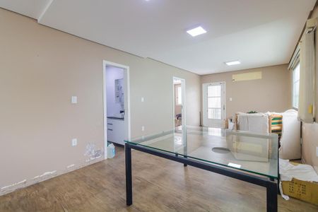 Casa à venda com 70m², 2 quartos e 2 vagas Casa à venda com 70m², 2 quartos e 2 vagasSala