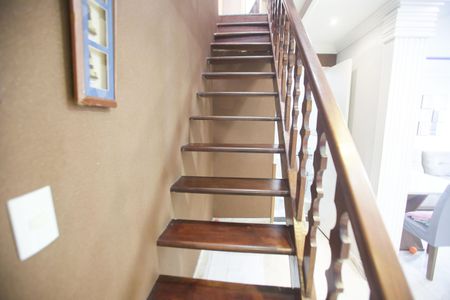 Casa de condomínio à venda com 130m², 3 quartos e 3 vagas Casa de condomínio à venda com 130m², 3 quartos e 3 vagasEscada