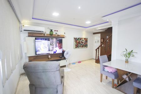 Casa de condomínio à venda com 130m², 3 quartos e 3 vagas Casa de condomínio à venda com 130m², 3 quartos e 3 vagasSala