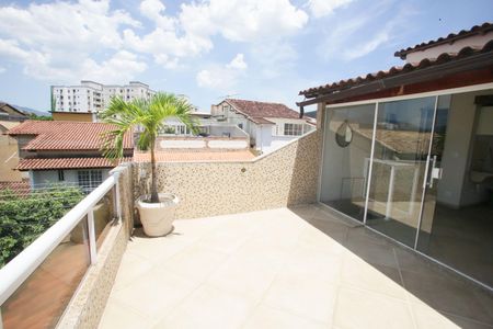 Casa de condomínio à venda com 130m², 3 quartos e 3 vagas Casa de condomínio à venda com 130m², 3 quartos e 3 vagasTerraço