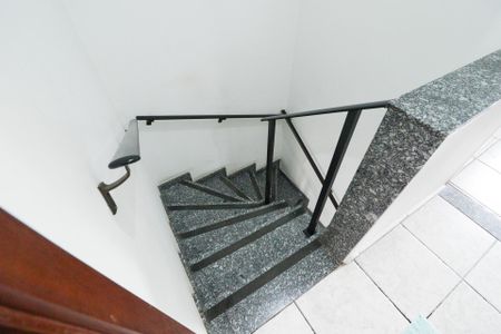 Casa à venda com 117m², 2 quartos e 3 vagas Casa à venda com 117m², 2 quartos e 3 vagasEscada