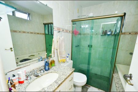 Apartamento à venda com 212m², 4 quartos e 3 vagas Apartamento à venda com 212m², 4 quartos e 3 vagasBanheiro suite2