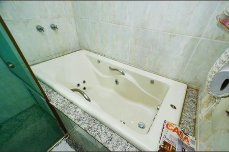 Apartamento à venda com 212m², 4 quartos e 3 vagas Apartamento à venda com 212m², 4 quartos e 3 vagasBanheiro suite2