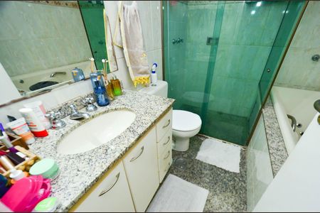Apartamento à venda com 212m², 4 quartos e 3 vagas Apartamento à venda com 212m², 4 quartos e 3 vagasBanheiro suite2