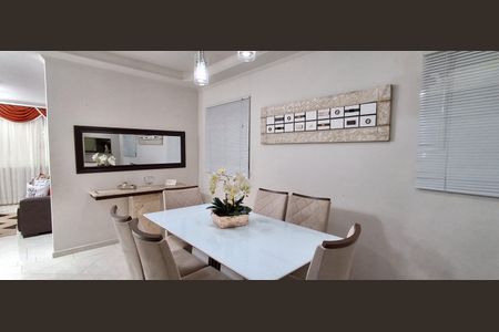 Casa à venda com 220m², 3 quartos e 2 vagas Casa à venda com 220m², 3 quartos e 2 vagasSala de jantar